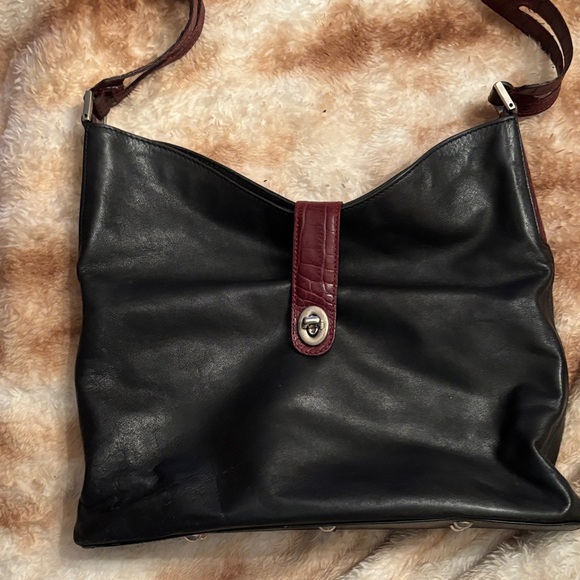I Sati Turnlock Chic Black and Burgundy Leather Shoulder Bag - Picture 3 of 13